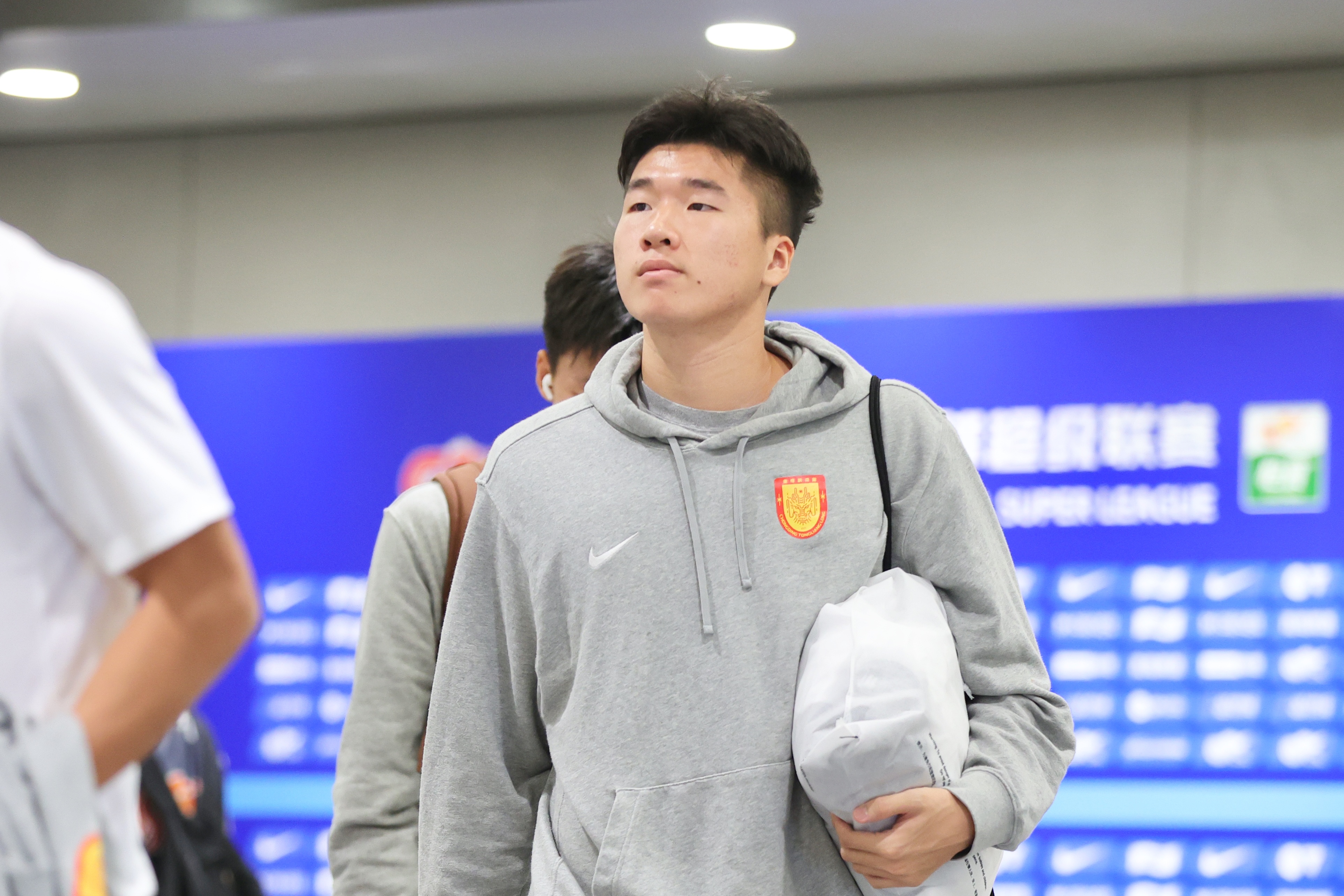 岳瑞杰12次解围创中超纪录,18岁233天成最年轻后卫 岳瑞杰12次解围创中超纪录,18岁233天成最年轻后卫