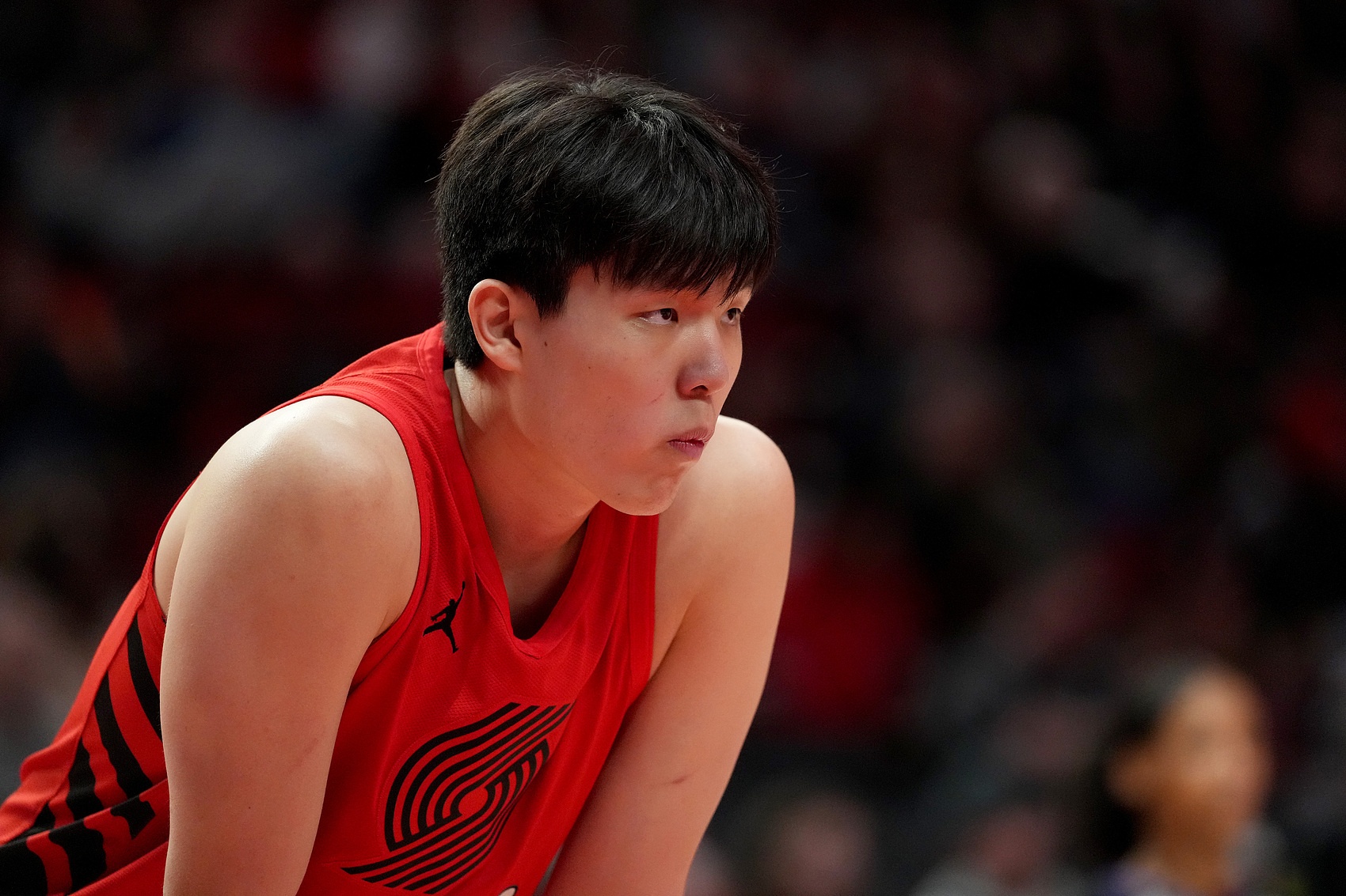杨瀚森夏联13+5+4帽,媒体人直言篮板球是态度问题
