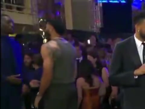 阿德巴约塔图姆场边热聊 唐斯独自受访 阿德巴约塔图姆场边热聊 唐斯独自受访