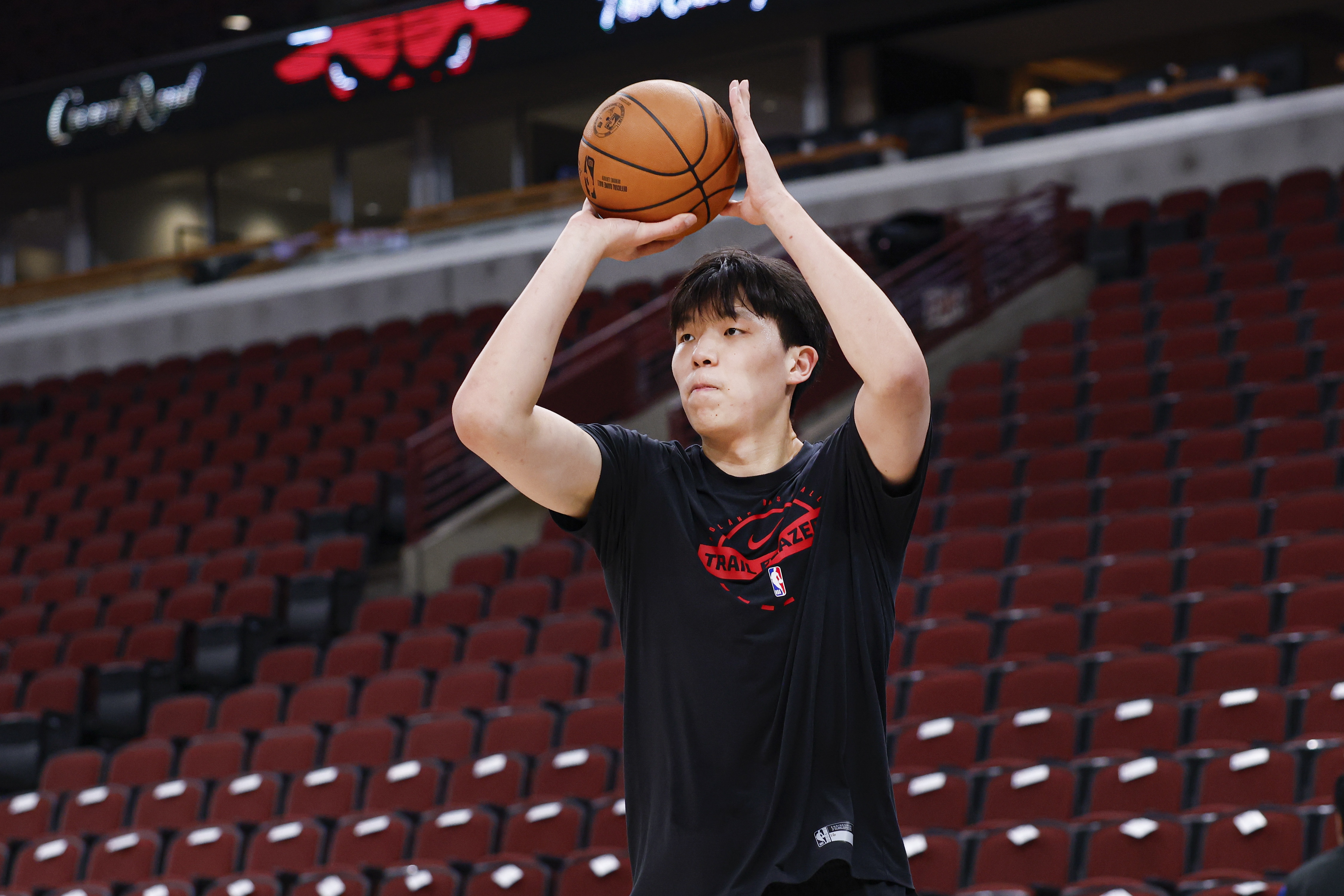 杨瀚森夏联场均13+8.5+3.8，开拓者媒体人：现在放弃太早