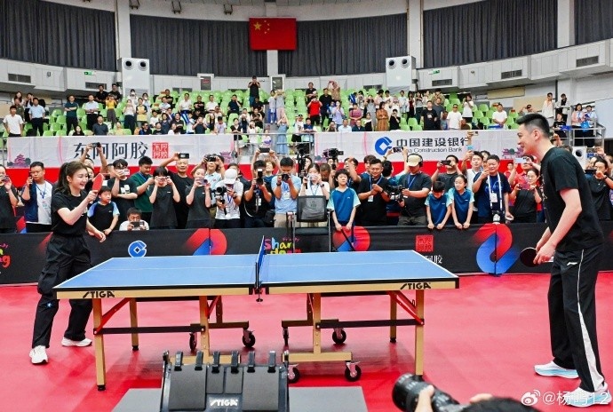 杨鸣晒与陈梦乒乓球活动合影 愿篮球领会乒乓精神