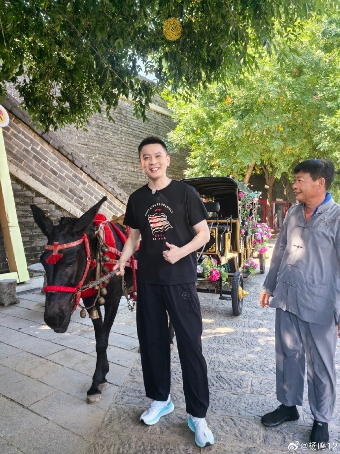 杨鸣晒与陈梦乒乓球活动合影 愿篮球领会乒乓精神