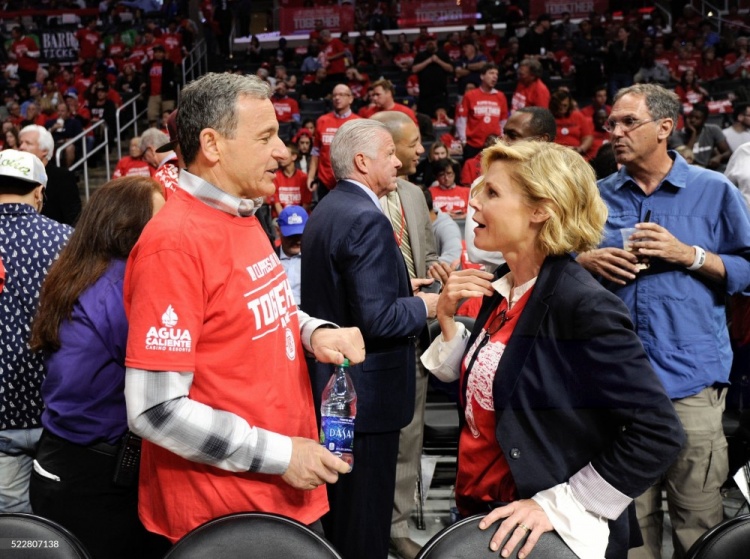 湖人新老板被曝是快船球迷 曾多次场边观赛与鲍尔默有交情 湖人新老板被曝是快船球迷 曾多次场边观赛与鲍尔默有交情