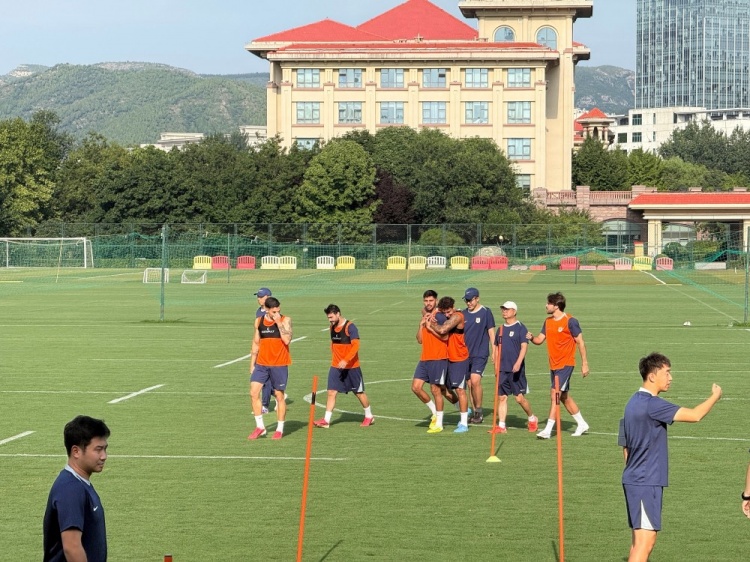 泰山赛前合练23人参加，王大雷陈泽仕王彤缺阵李源一复出
