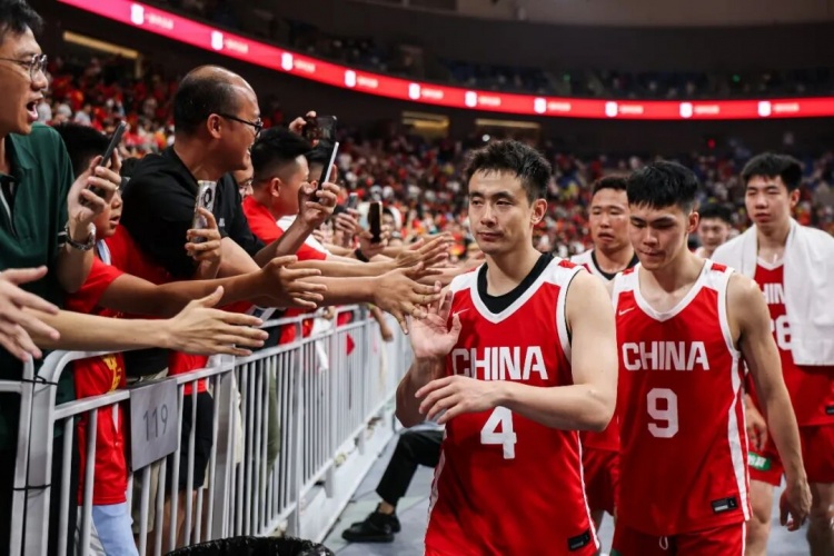 中国男篮夏训收官 8战6胜2负 三后卫短板被全面放大