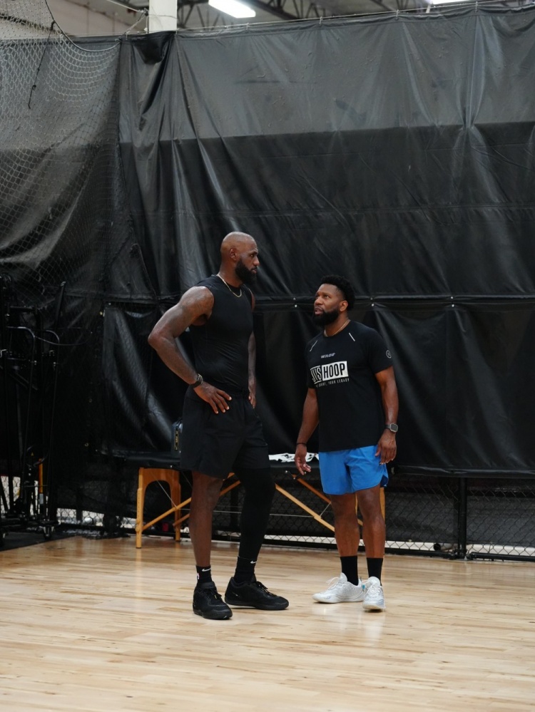 训练师晒詹皇父子与马克西合练照 LBJ携新秀布朗尼同场特训