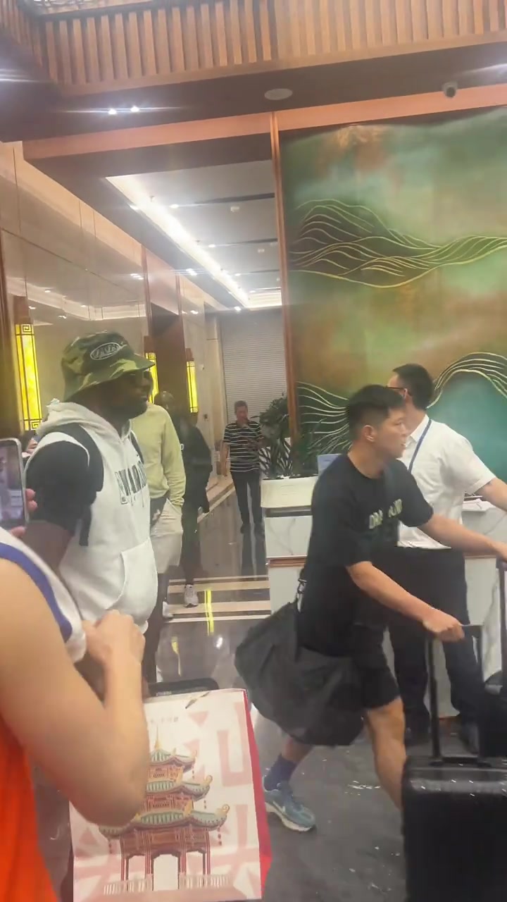 德雷蒙德·格林中国行酒店外为球迷逐个签名 德雷蒙德·格林中国行酒店外为球迷逐个签名
