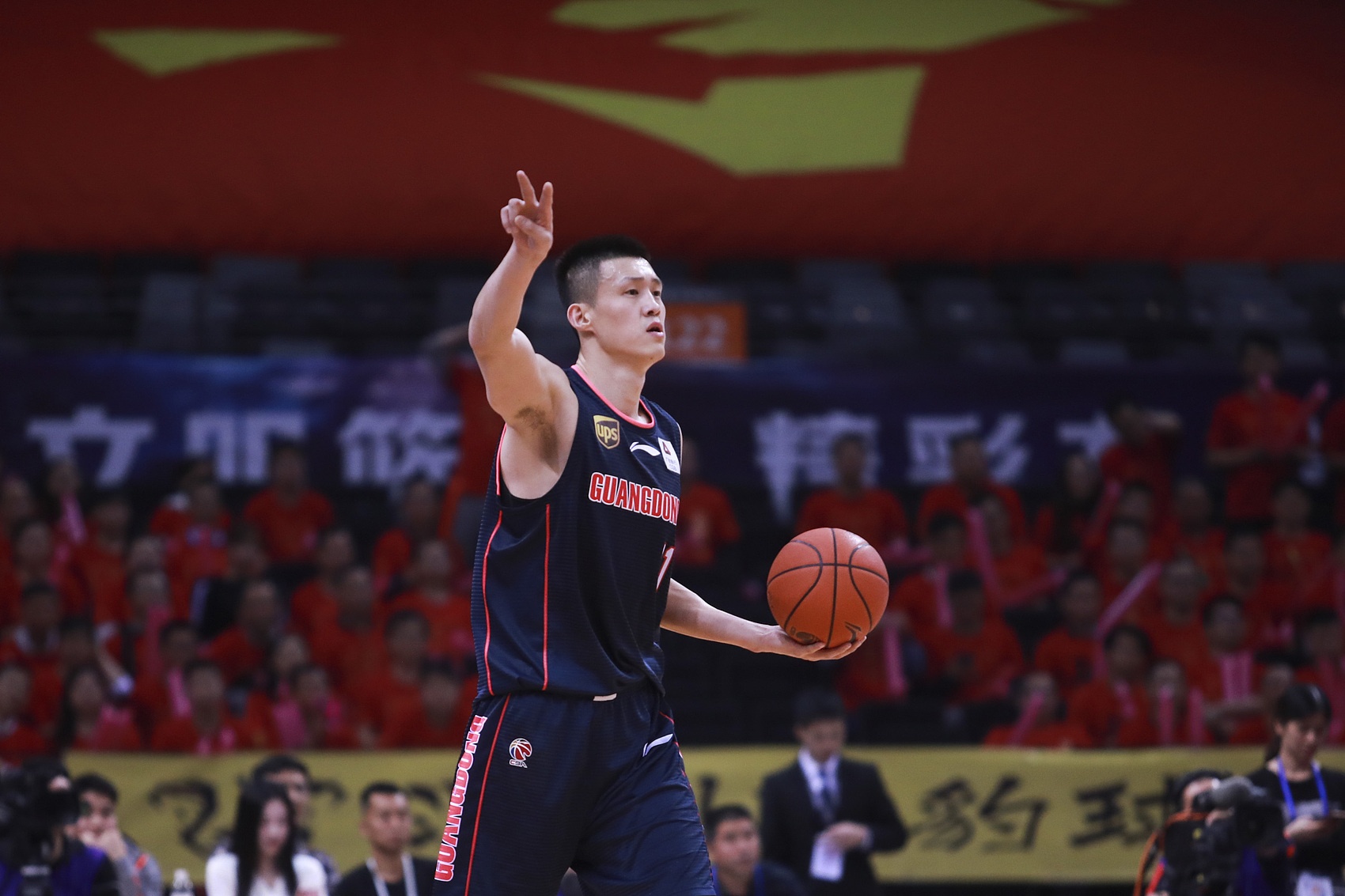 媒体人:周鹏本打算退役但对当年离开广东有遗憾 还想帮广东争冠 媒体人:周鹏本打算退役但对当年离开广东有遗憾 还想帮广东争冠